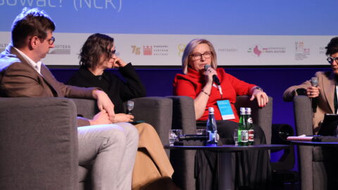 uczestnicy debaty na scenie zajezdni kultury w Pleszewie podczas konferencji