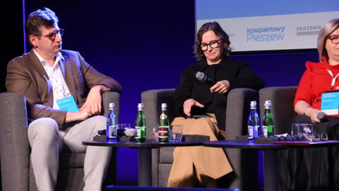 uczestnicy debaty na scenie zajezdni kultury w Pleszewie podczas konferencji