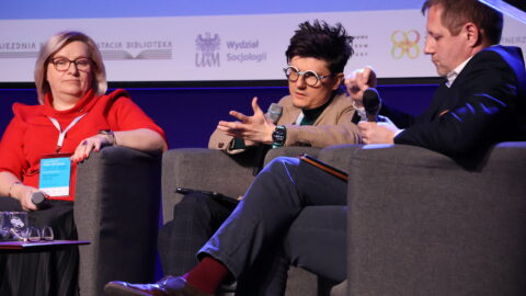 uczestnicy debaty na scenie zajezdni kultury w Pleszewie podczas konferencji