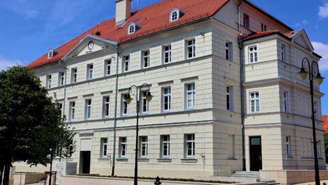 Pleszewski ratusz na tle niebieskiego nieba