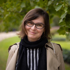 portret kobiety na tle przyrody