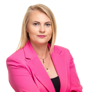 portret kobiety na białym tle