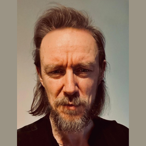 portret mężczyzny w długich włosach z brodą