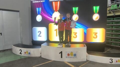 Zawodnicy na podium turnieju karate.