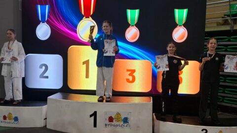 Zawodnicy na podium turnieju karate.