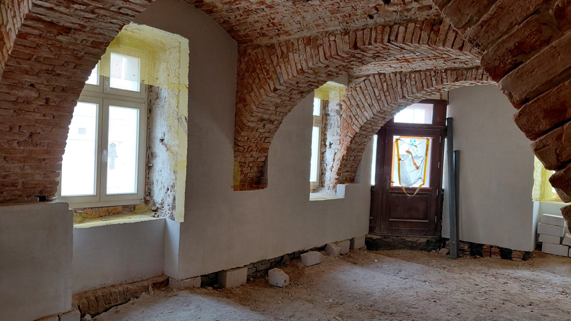 Remontowana przestrzeń starej kamienicy w centrum miasta zagospodarowywana na muzeum sztuki współczesnej