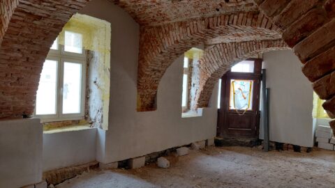 Remontowana przestrzeń starej kamienicy w centrum miasta zagospodarowywana na muzeum sztuki współczesnej