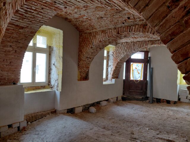Remontowana przestrzeń starej kamienicy w centrum miasta zagospodarowywana na muzeum sztuki współczesnej