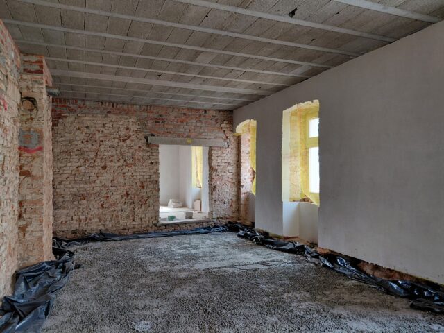 wnętrze remontowanej kamienicy, gdzie powstaje muzeum sztuki współczesnej "Kamienica" w Pleszewie.