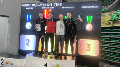 Zawodnicy na podium turnieju karate.