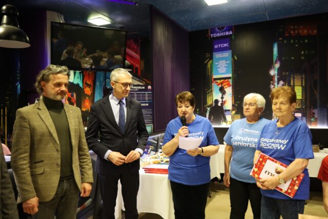 Organizatorzy turnieju bowlingowego w kręgielni.