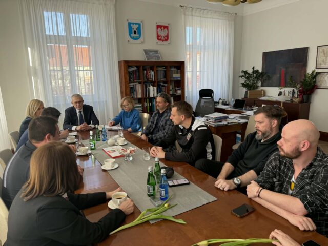 Dziennikarze oraz pomysłodawcy nowej inicjatywy podczas konferencji prasowej w gabinecie burmistrza.