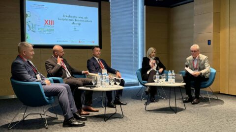 wystąpienie burmistrzyni na konferencji wśród słuchających i pozostałych prelegentów.