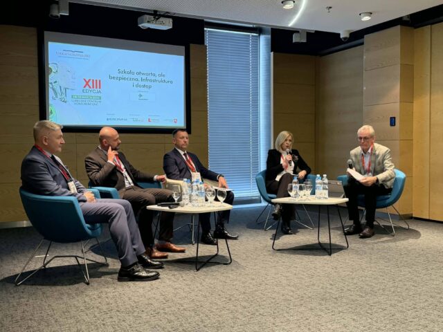 wystąpienie burmistrzyni na konferencji wśród słuchających i pozostałych prelegentów.