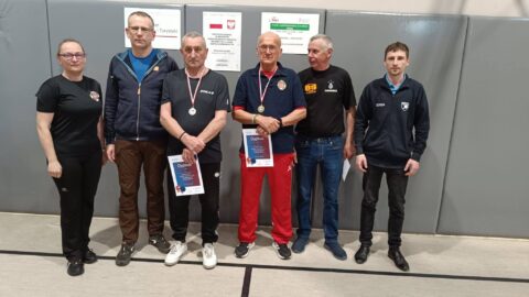 Grupowe zdjęcie laureatów jednej z kategorii turnieju tenisa stołowego OSP gminy Pleszew.
