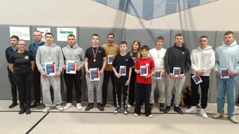Grupowe zdjęcie laureatów jednej z kategorii turnieju tenisa stołowego OSP gminy Pleszew.