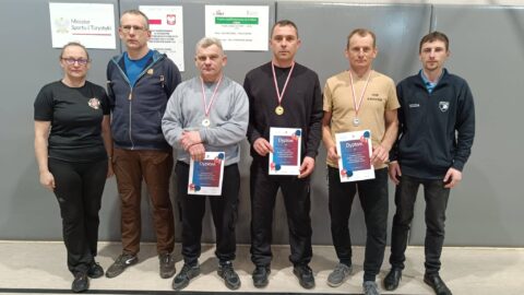 Grupowe zdjęcie laureatów jednej z kategorii turnieju tenisa stołowego OSP gminy Pleszew.