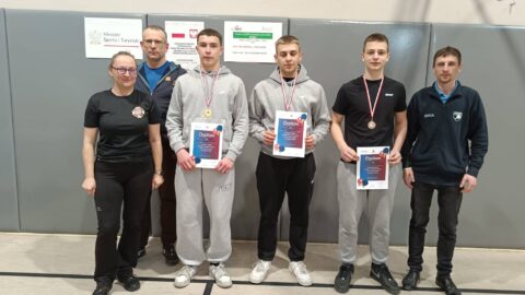 Grupowe zdjęcie laureatów jednej z kategorii turnieju tenisa stołowego OSP gminy Pleszew.