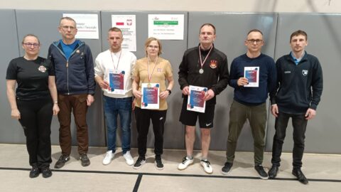 Grupowe zdjęcie laureatów jednej z kategorii turnieju tenisa stołowego OSP gminy Pleszew.