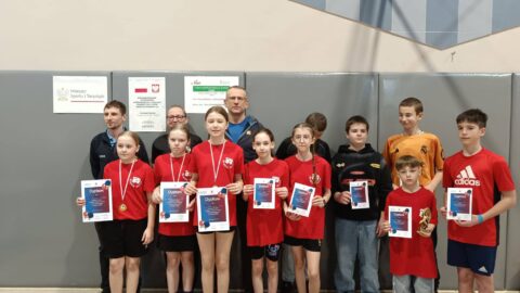 Grupowe zdjęcie laureatów jednej z kategorii turnieju tenisa stołowego OSP gminy Pleszew.