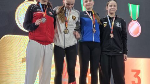 Zawodnicy na podium turnieju karate.
