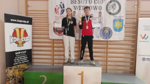Zawodnicy na podium turnieju karate.
