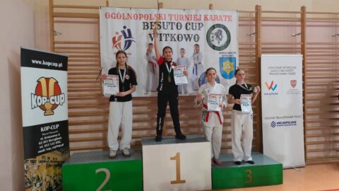 Zawodnicy na podium turnieju karate.