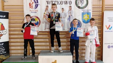 Zawodnicy na podium turnieju karate.