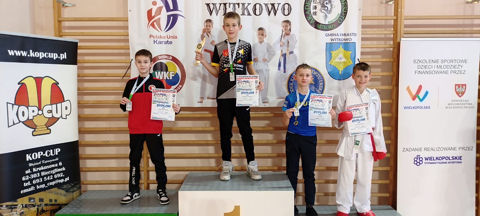 Zawodnicy na podium turnieju karate.