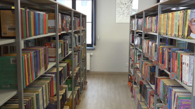 Regały wypełnione książkami w bibliotece