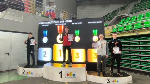 Zawodnicy na podium turnieju karate.