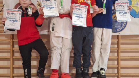 Zawodnicy na podium turnieju karate.