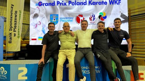 Mężczyźni na ściance turnieju karate odbywającego się w hali sportowej w Pleszewie.