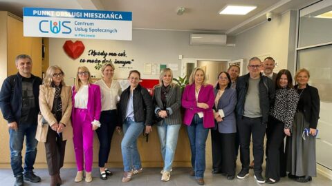 Grupowe zdjęcie w korytarzu Centrum Usług Spolecznych.