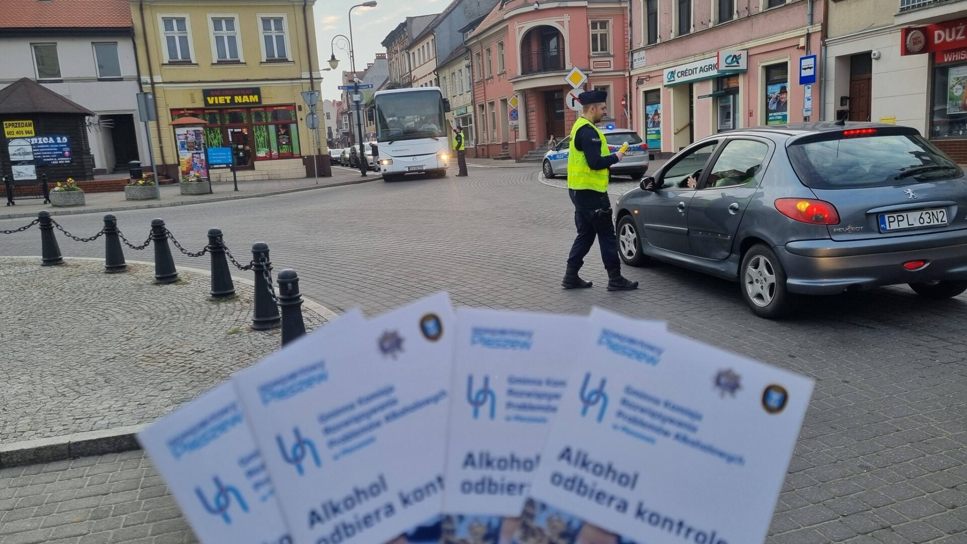 Policjanci badający trzeźwość kierowców na rynku.
