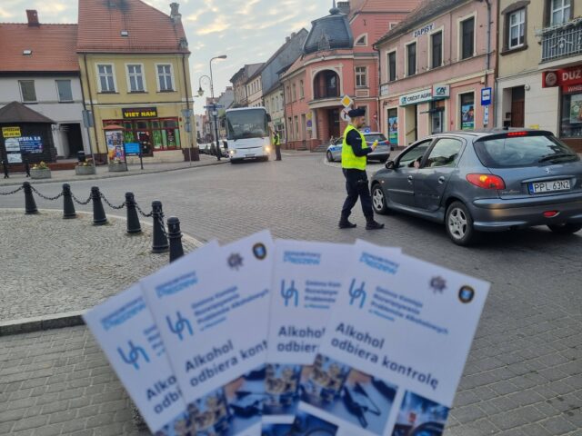 Policjanci badający trzeźwość kierowców na rynku.