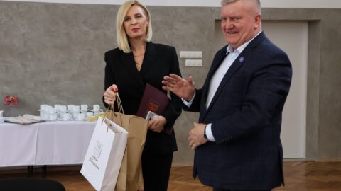 Na zdjęciu kobieta i mężczyzna podczas wizyty studyjnej wręczający sobie prezenty