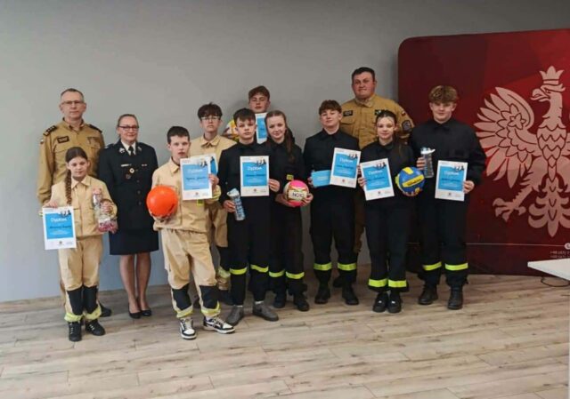 Członkowie Młodzieżowej Drużyny Pożarniczej podczas turnieju pożarniczego OTWP w komendzie straży pożarnej.