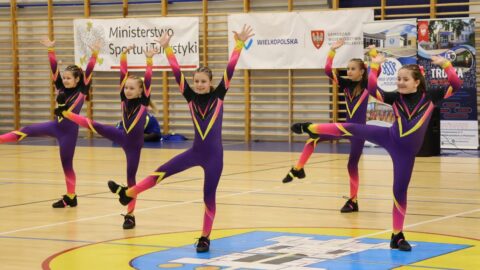 dziewczyny tańczące układ aerobiku w hali sportowej.