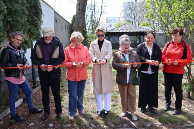 Osoby przecinające wstęgę otwierającą Ogród Społeczny. 