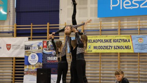 dziewczyny tańczące układ aerobiku w hali sportowej.