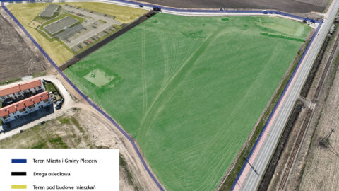 Wizualizacja terenu widziana z drona z zaznaczeniem miejsca na budowę bloków oraz kolejnych nieruchomości.