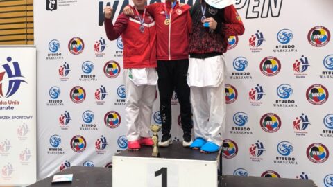 Zawodnicy Pleszewskiego Klubu Karate na podium zawodów.