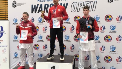 Zawodnicy Pleszewskiego Klubu Karate na podium zawodów.
