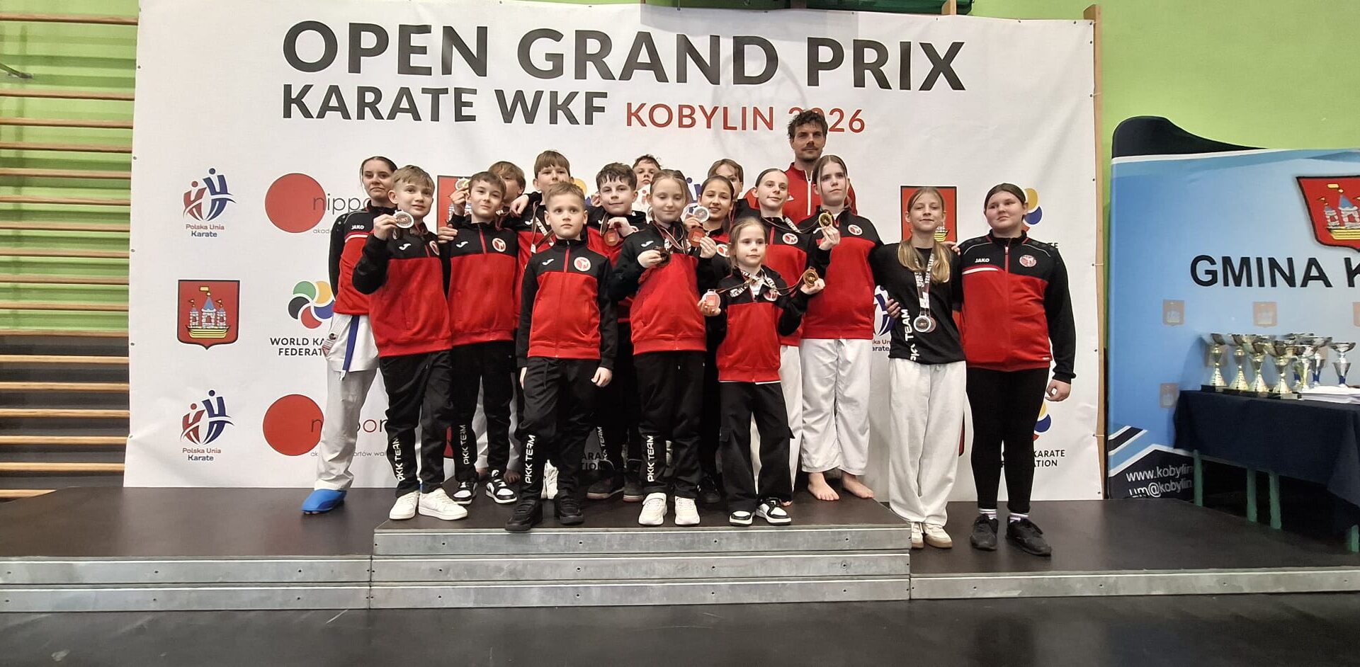 Zawodnicy Pleszewskiego Klubu Karate na zdjęciu drużynowym podczas zawodów.