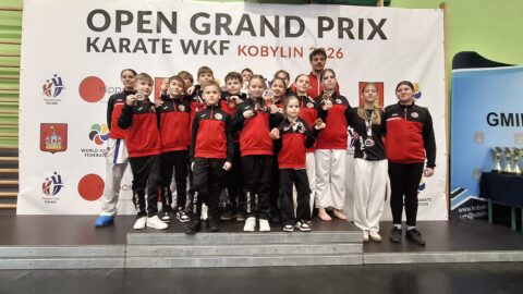 Zawodnicy Pleszewskiego Klubu Karate na zdjęciu drużynowym podczas zawodów.
