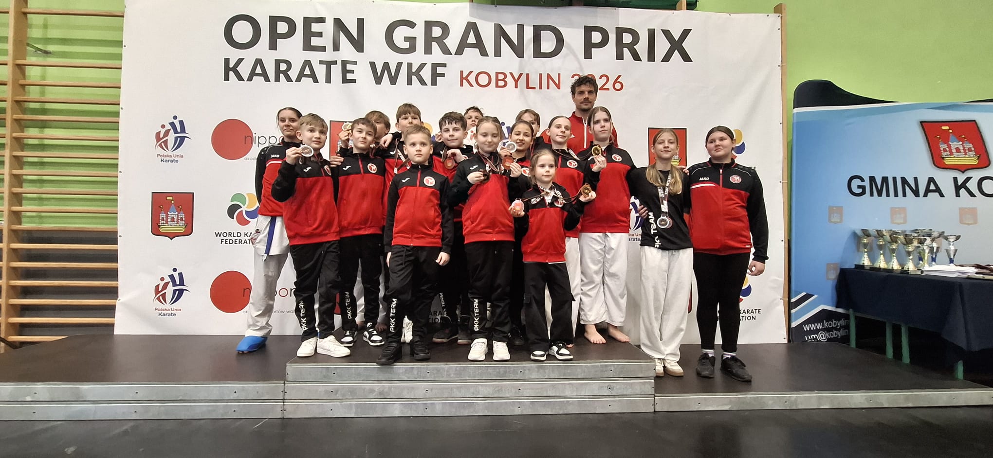 Zawodnicy Pleszewskiego Klubu Karate na zdjęciu drużynowym podczas zawodów.