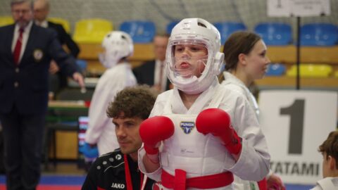 Zawodnik przygotowujący się do walki podczas turnieju karate.