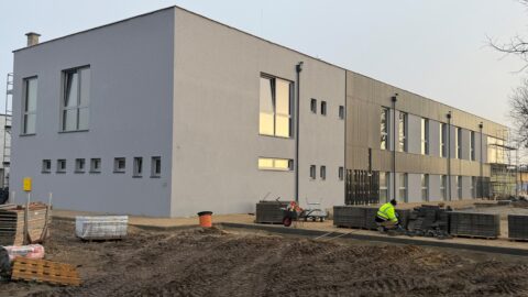 budynek nowej centralnej stacji wodociągowej w budowie podczas prac.