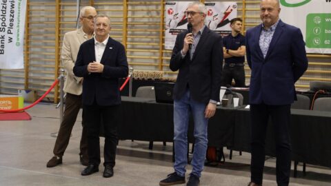 Organizatorzy otwierający turniej karate w hali sportowej w Pleszewie.